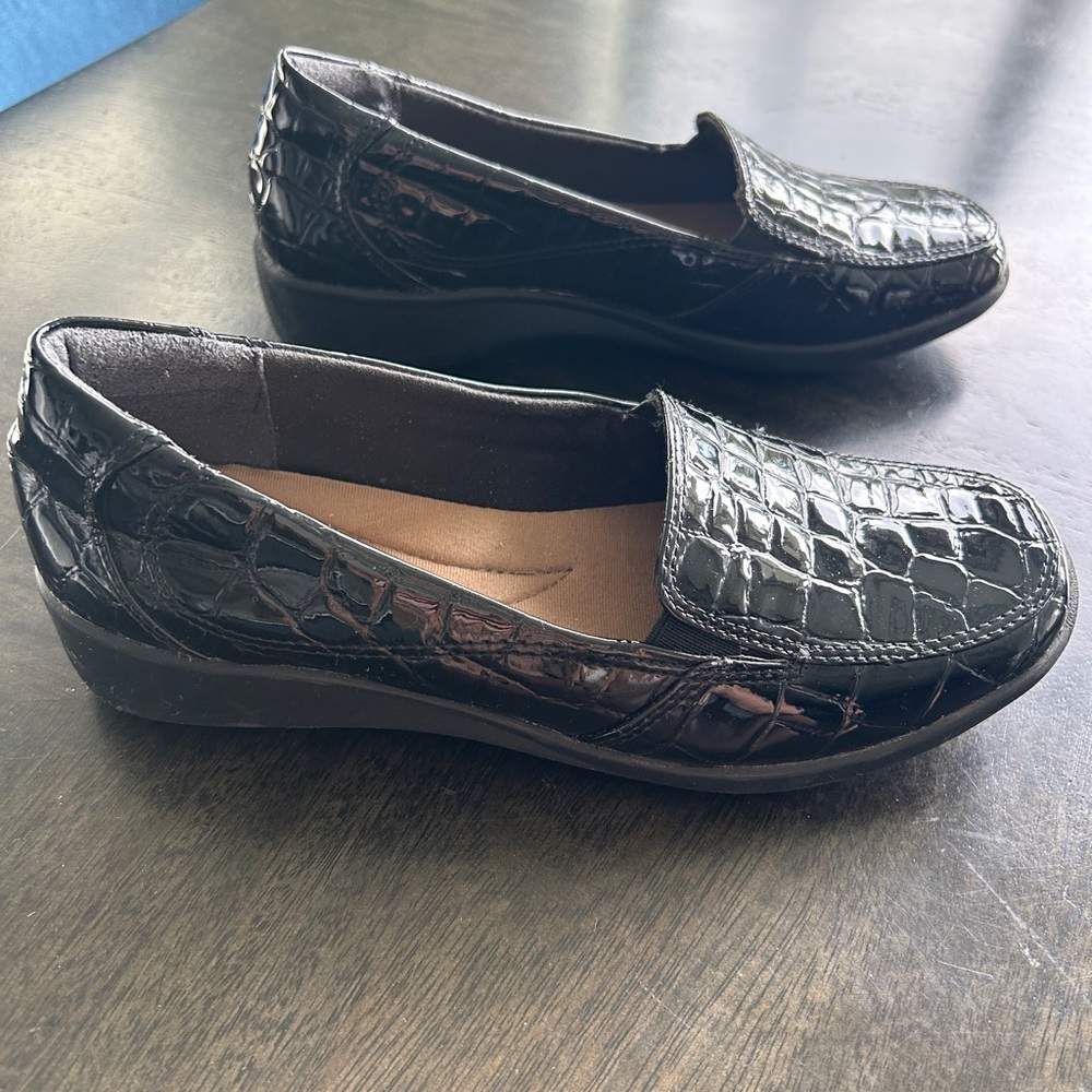NEVER WORN ~ CLARKS SIZE 6.5 LOAFERS - Picture 3 of 7